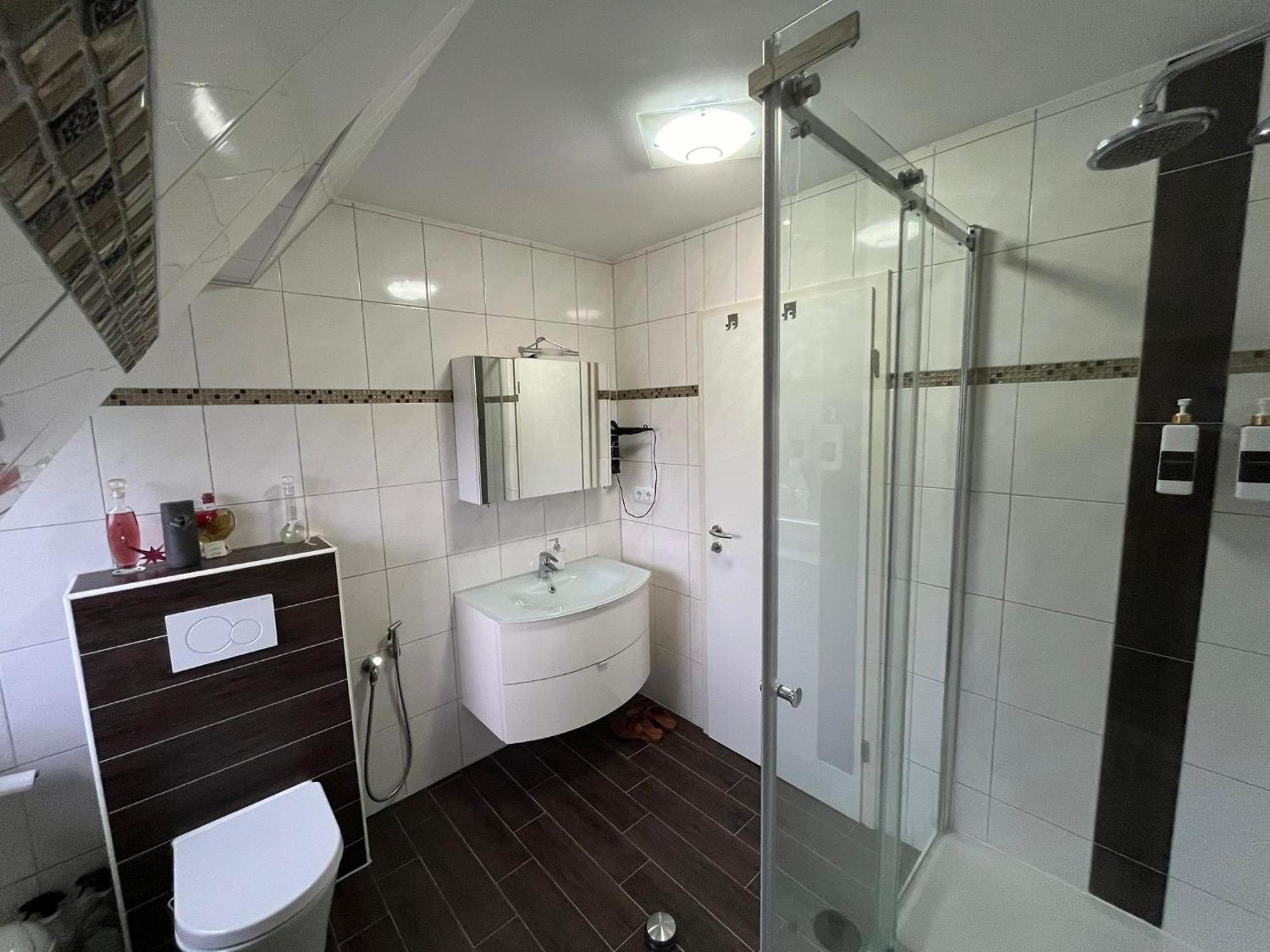 Schickes 110Qm Ferienhaus In Naehe Vw, Messe,Dez Und Orangerie Kassel Esterno foto