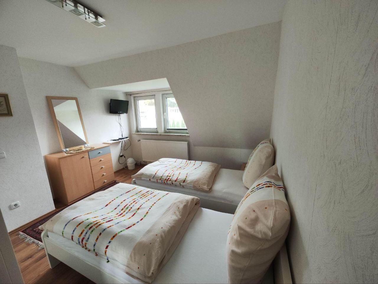 Schickes 110Qm Ferienhaus In Naehe Vw, Messe,Dez Und Orangerie Kassel Esterno foto